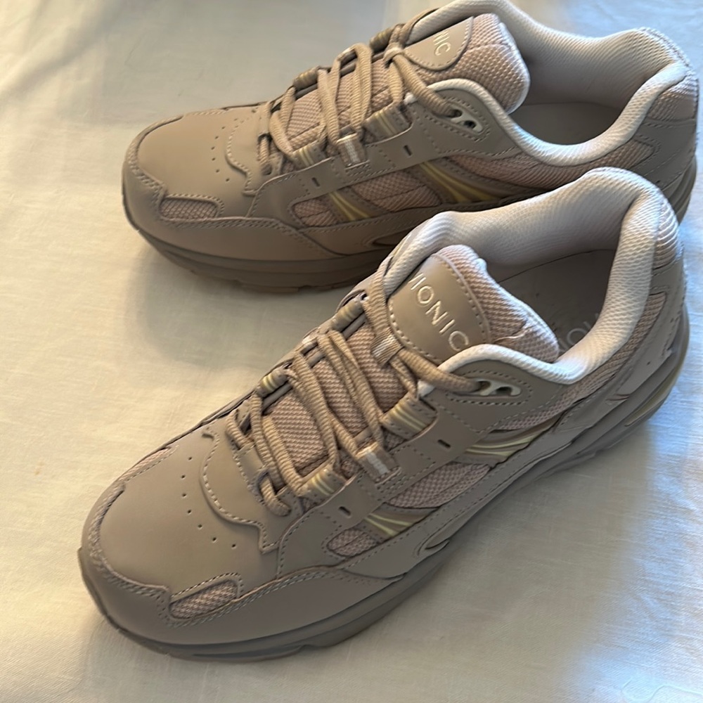 Tennis shoes